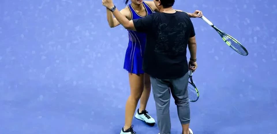 Jugadora de tenis celebrando con su entrenador