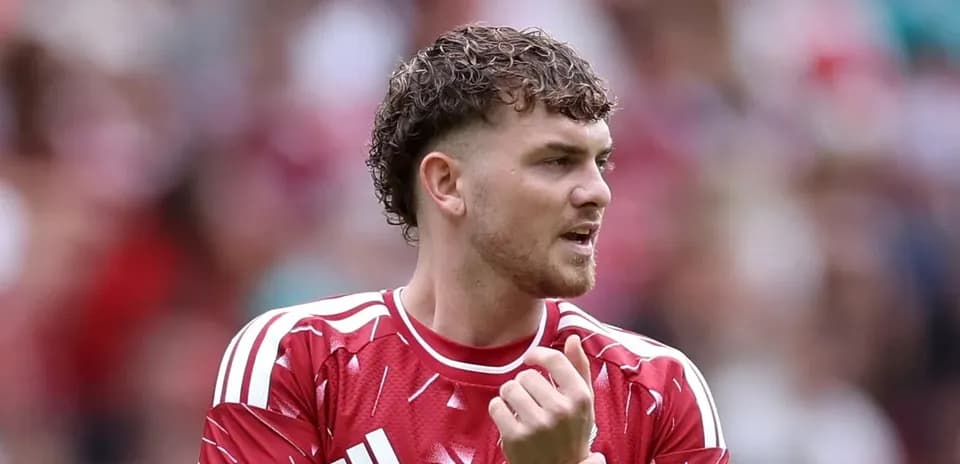 Jugador de fútbol con camiseta roja en el campo
