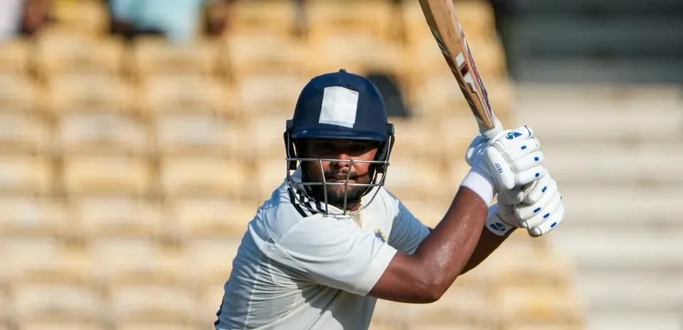 Jugador de cricket preparado para batear en el campo