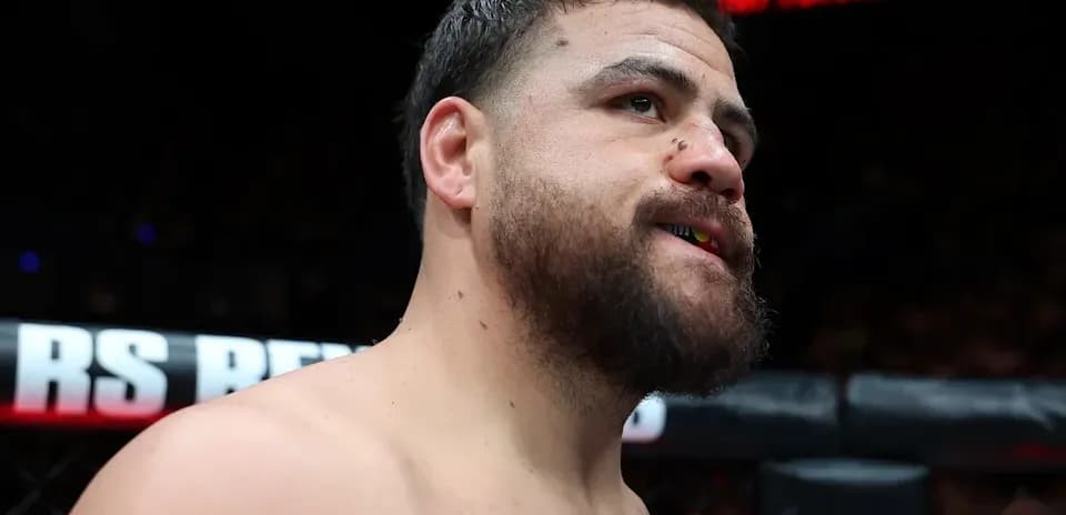 Luchador de MMA con protector bucal en el ring