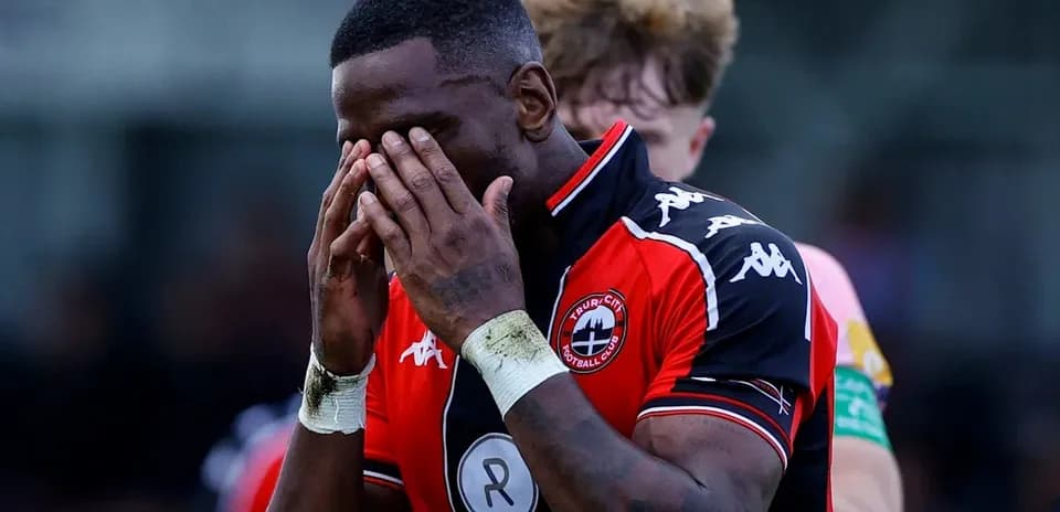 Jugador de fútbol con la mano en la cara