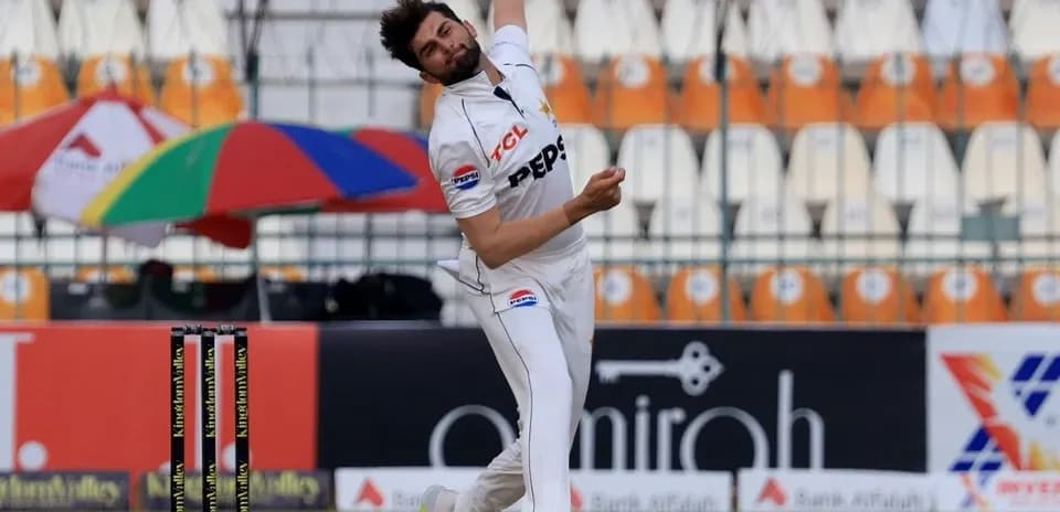 Jugador lanzando en un partido de cricket