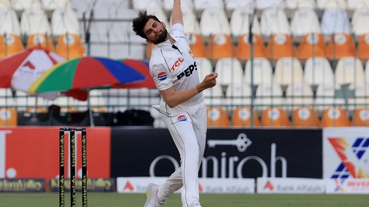 Jugador lanzando en un partido de cricket
