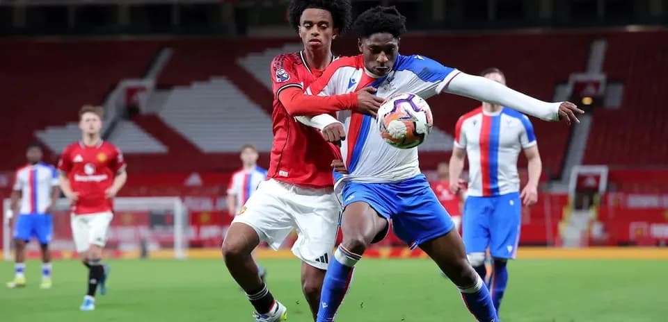 Jugador de Manchester United persiguiendo a oponente con balón
