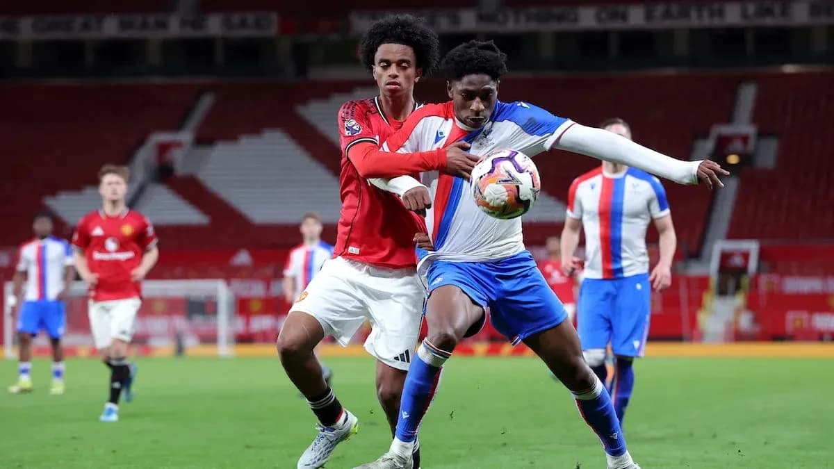 Jugador de Manchester United persiguiendo a oponente con balón