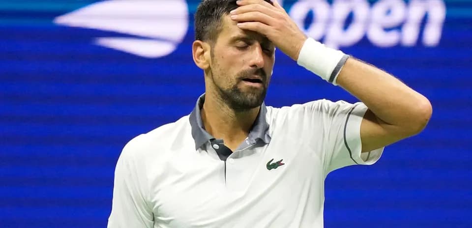Jugador de tenis con la mano en la frente