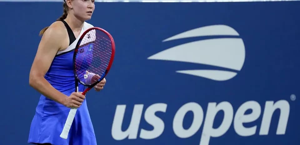 Jugadora de tenis sosteniendo su raqueta en US Open