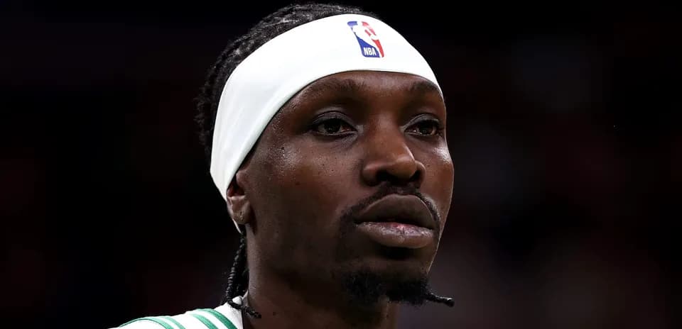 Jugador de baloncesto en la cancha con banda