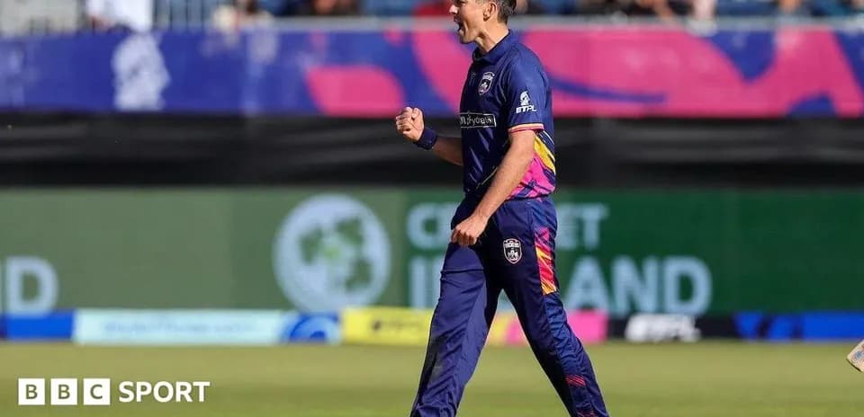 Jugador celebrando tras obtener un wicket en cricket