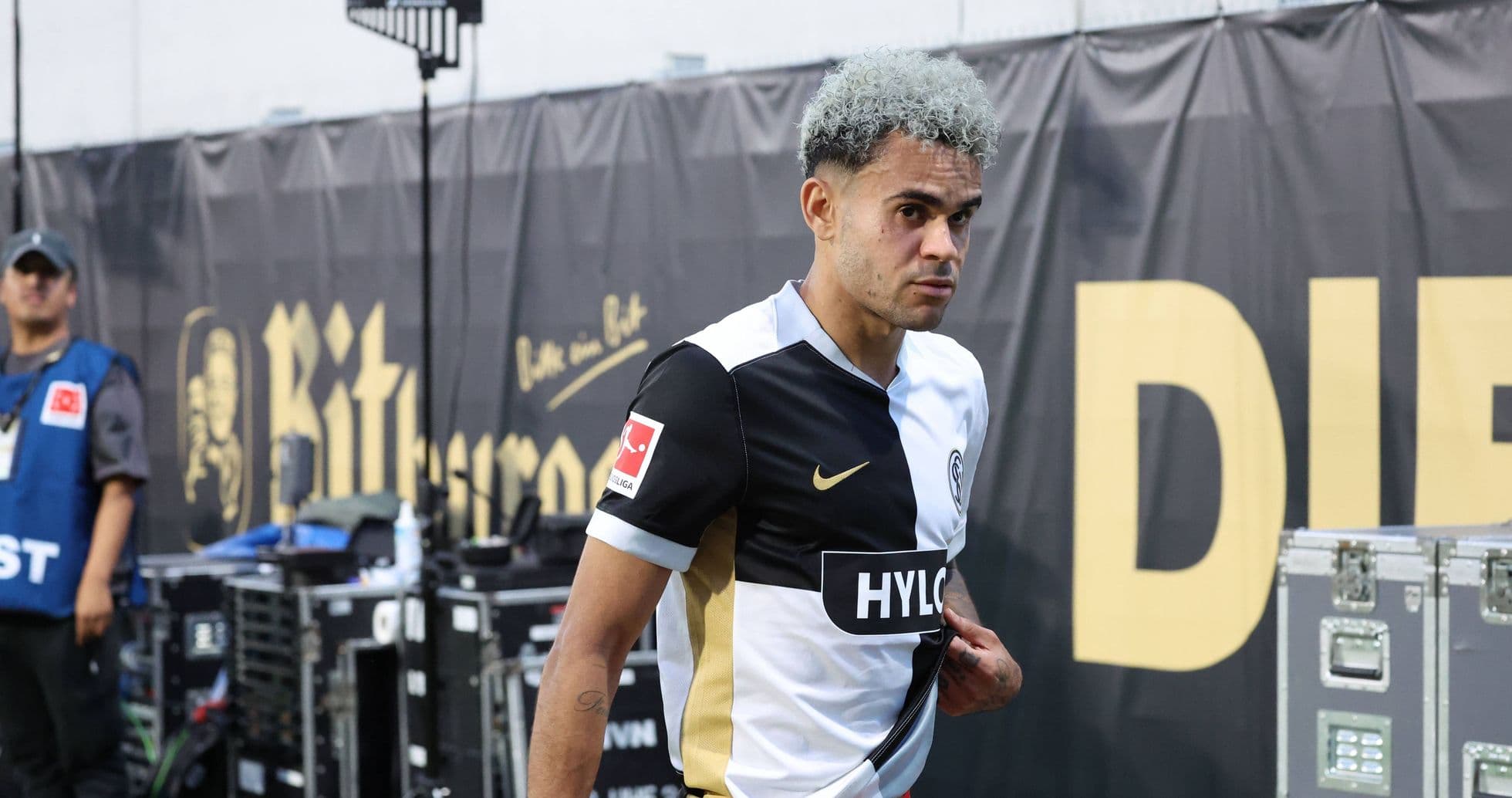 Jugador saliendo del túnel en uniforme de fútbol