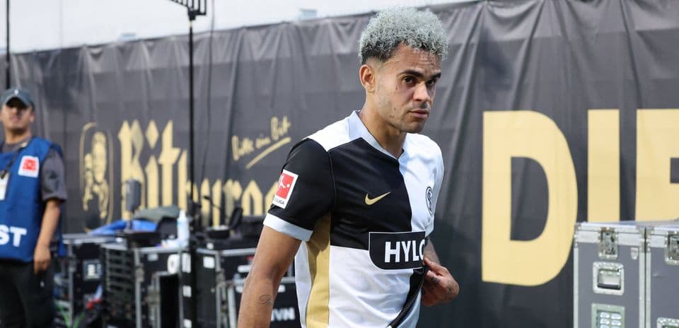 Jugador saliendo del túnel en uniforme de fútbol