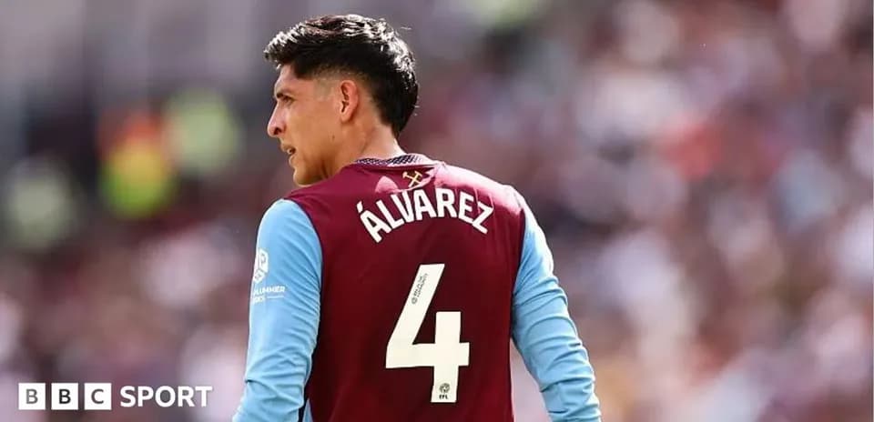 Jugador Álvarez con camiseta de Aston Villa en partido