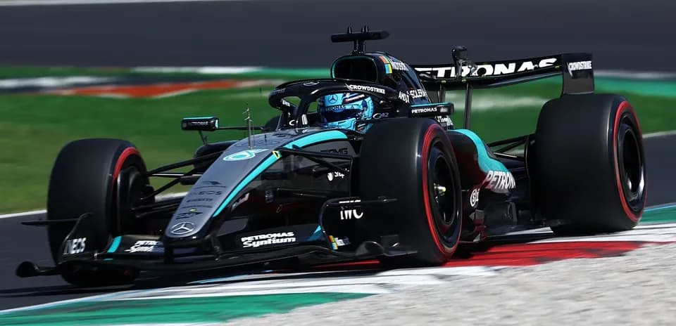 Coche de Fórmula 1 en curva durante carrera