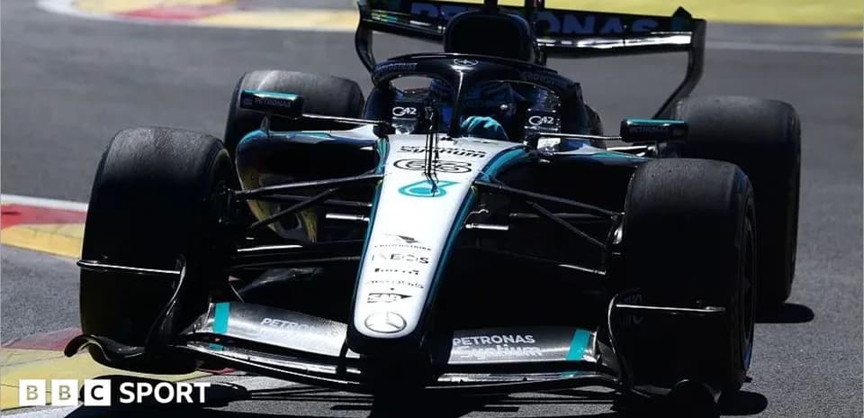 Coche de Fórmula 1 en pista durante carrera
