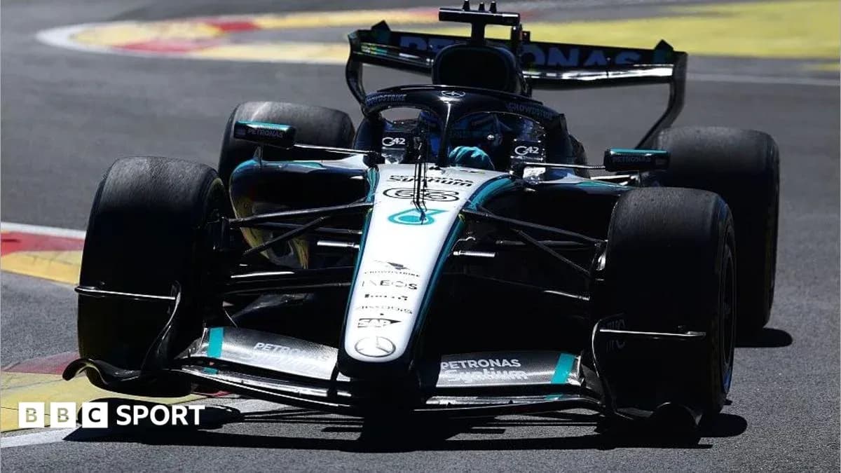 Coche de Fórmula 1 en pista durante carrera