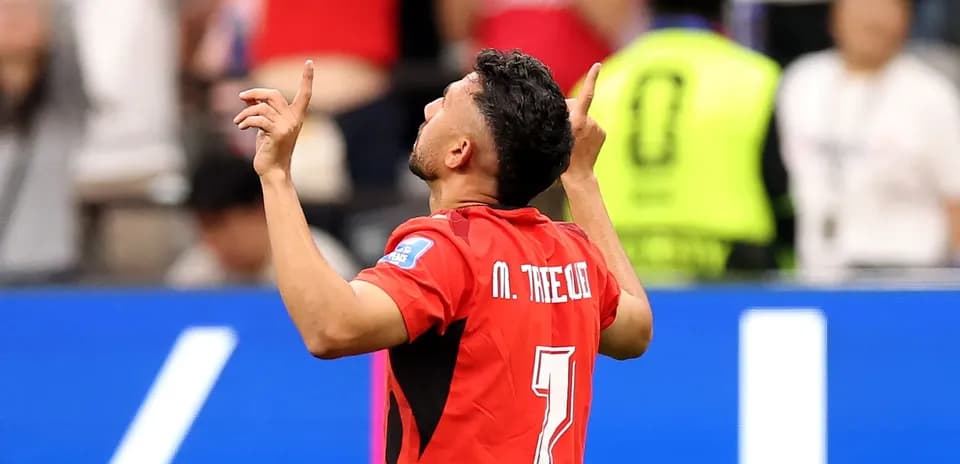 Jugador celebrando con los brazos levantados en el campo