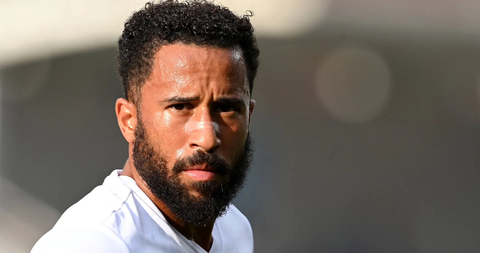 Jugador con barba mirando a la cámara en campo