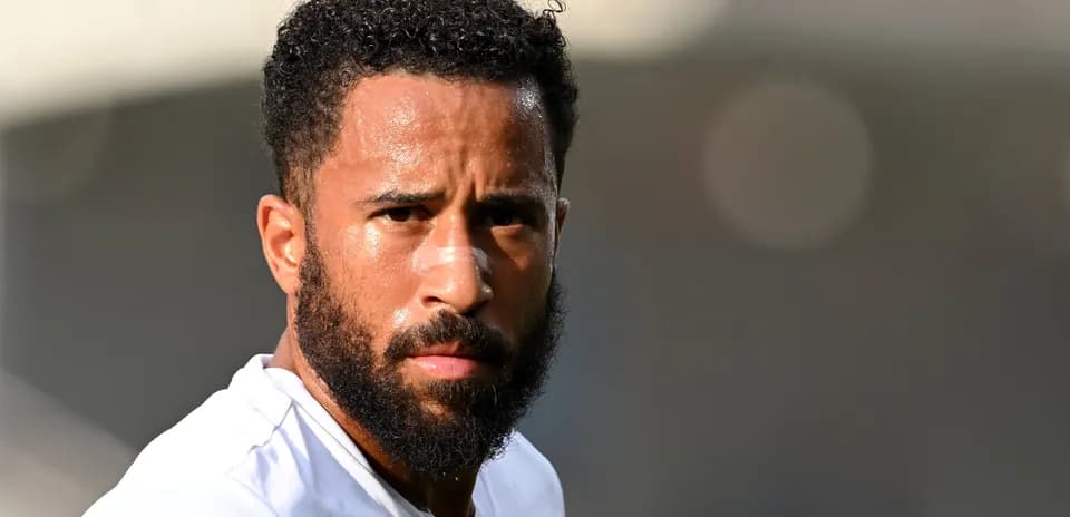 Jugador con barba mirando a la cámara en campo