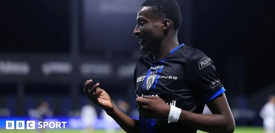 Jugador celebrando un gol en el campo de fútbol
