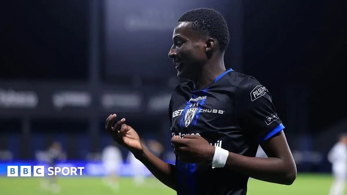 Jugador celebrando un gol en el campo de fútbol