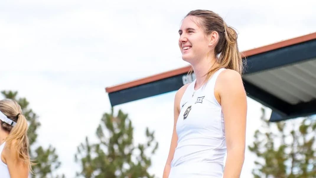 Jugadora de tenis sonriendo en la cancha