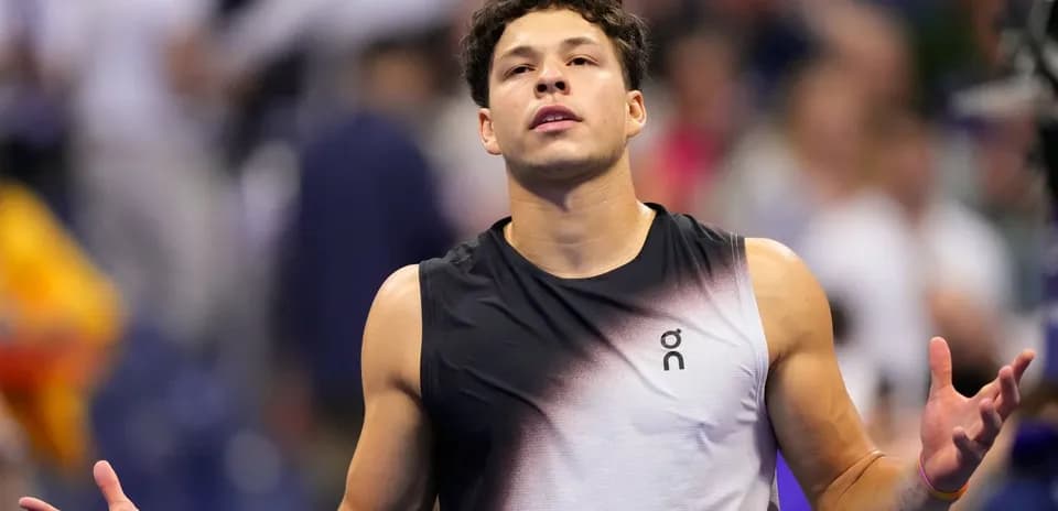 Jugador de tenis en acción durante un partido
