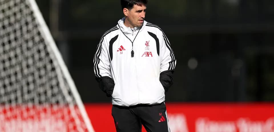 Entrenador observando a los jugadores en entrenamiento