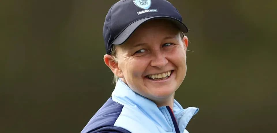 Mujer sonriente con gorra de cricket de NSW