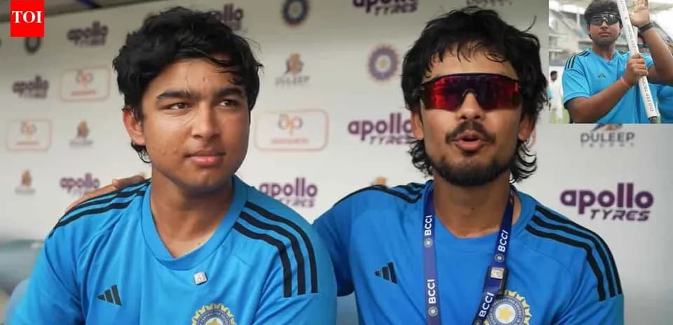 Dos jugadores de cricket en una conferencia de prensa