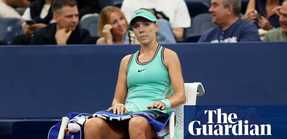 Jugadora descansando en silla durante un partido de tenis