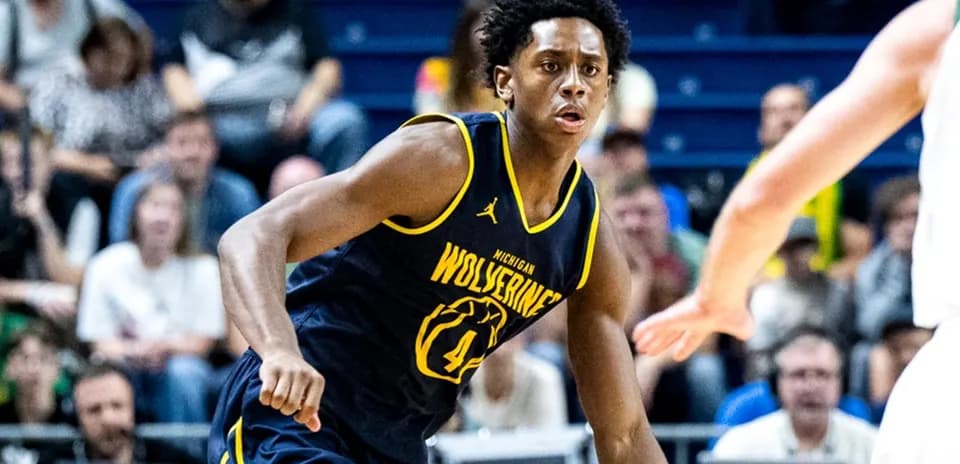 Jugador de baloncesto de Michigan Wolverine en acción