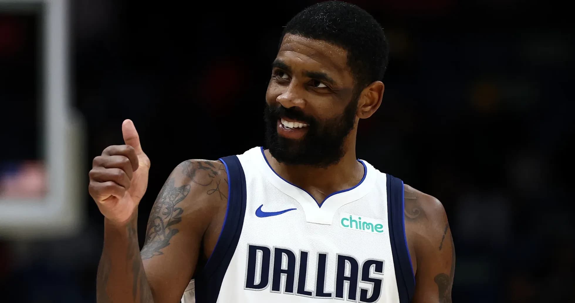 Jugador de baloncesto con camiseta de Dallas Mavericks