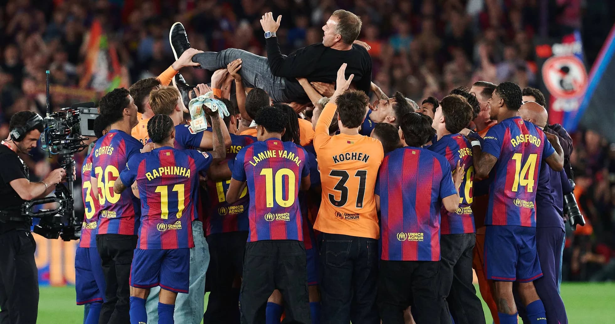 Jugadores del FC Barcelona levantando a su entrenador