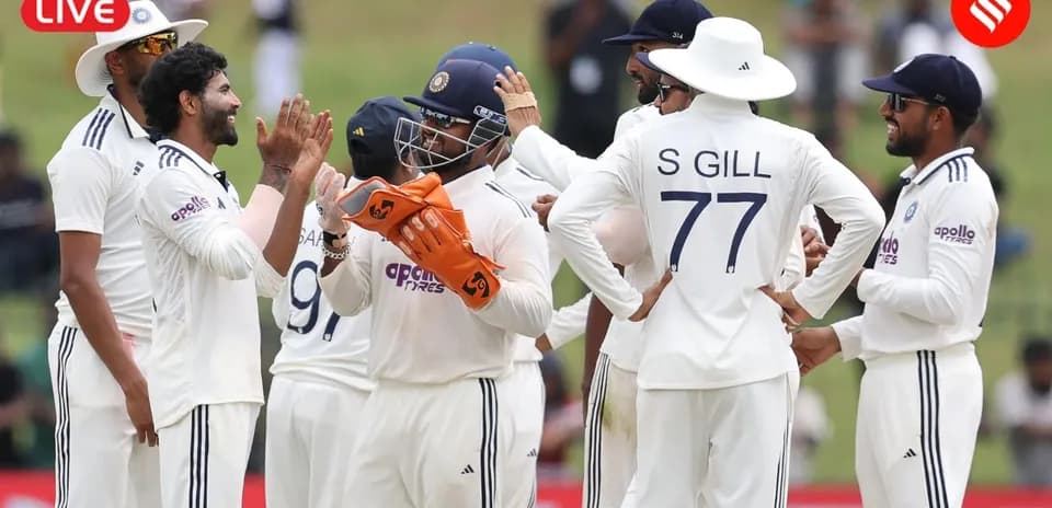 Jugadores de cricket celebrando una wicket en el campo