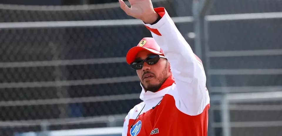 Piloto saludando con un gesto de la mano