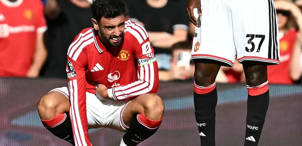 Bruno Fernandes sosteniéndose la pierna durante el partido