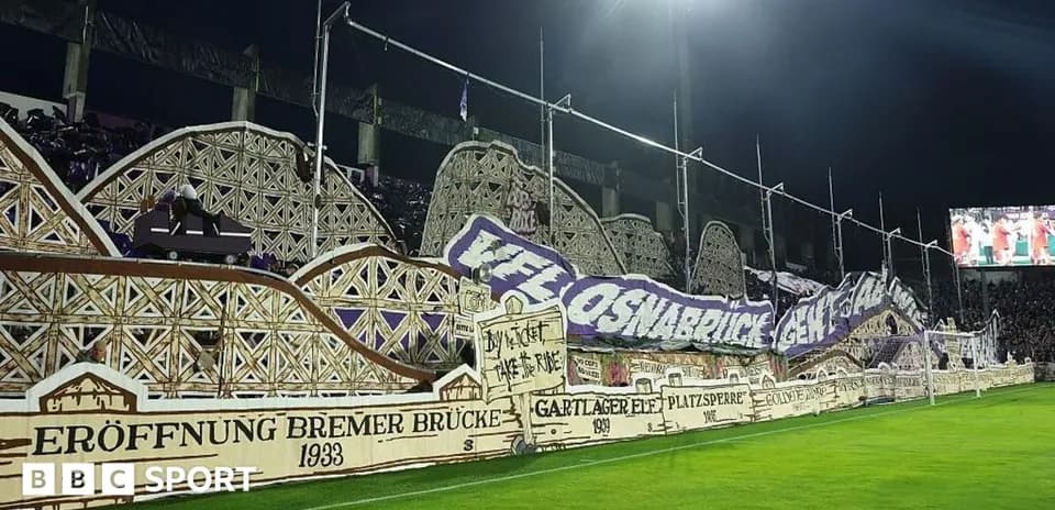 Banderas de los aficionados en el estadio de fútbol