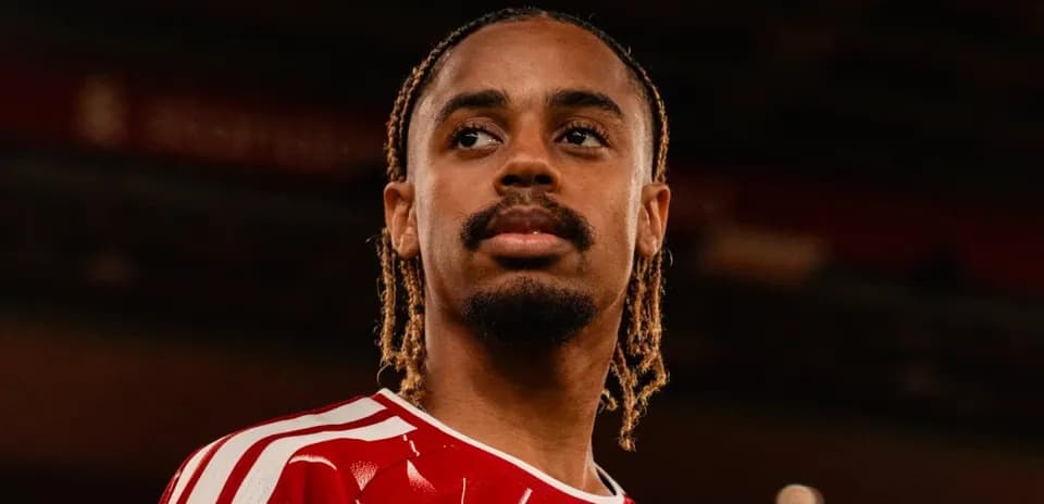 Jugador con camiseta roja mirando hacia adelante