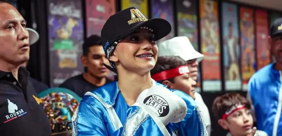Boxeadora sonriente con guantes antes de la pelea
