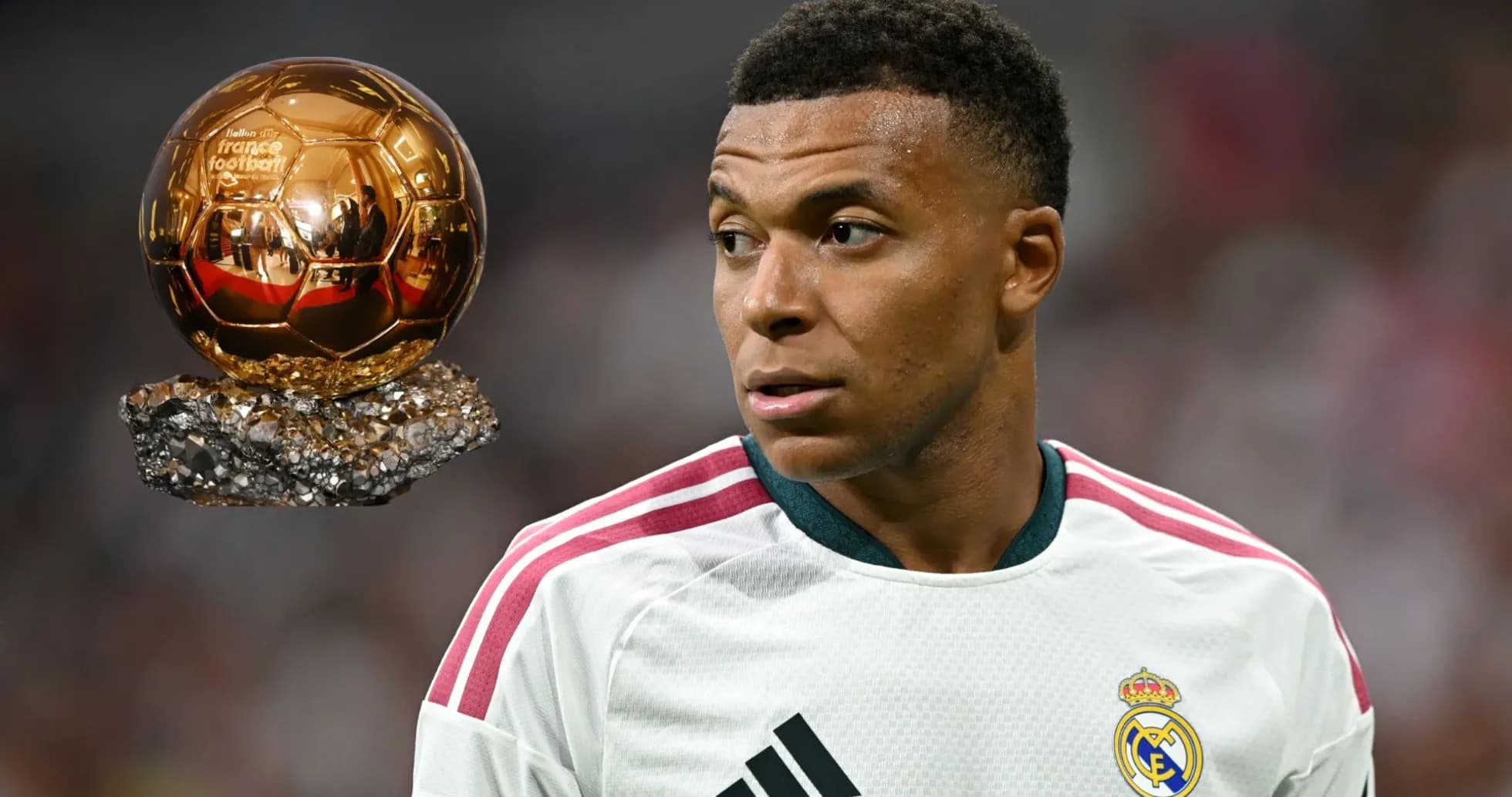 Kylian Mbappé con el Balón de Oro en mano
