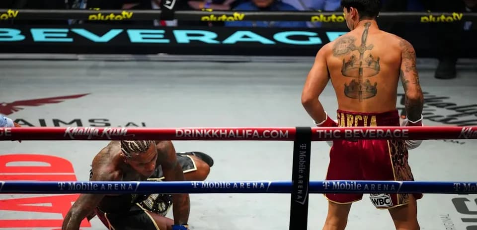 Boxeador en la lona y rival de pie en el ring