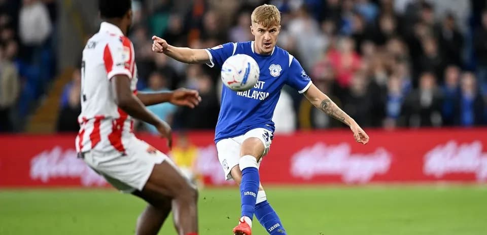 Jugador de Cardiff City pasando el balón en el partido