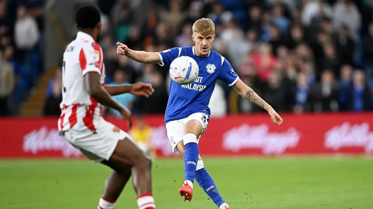 Jugador de Cardiff City pasando el balón en el partido