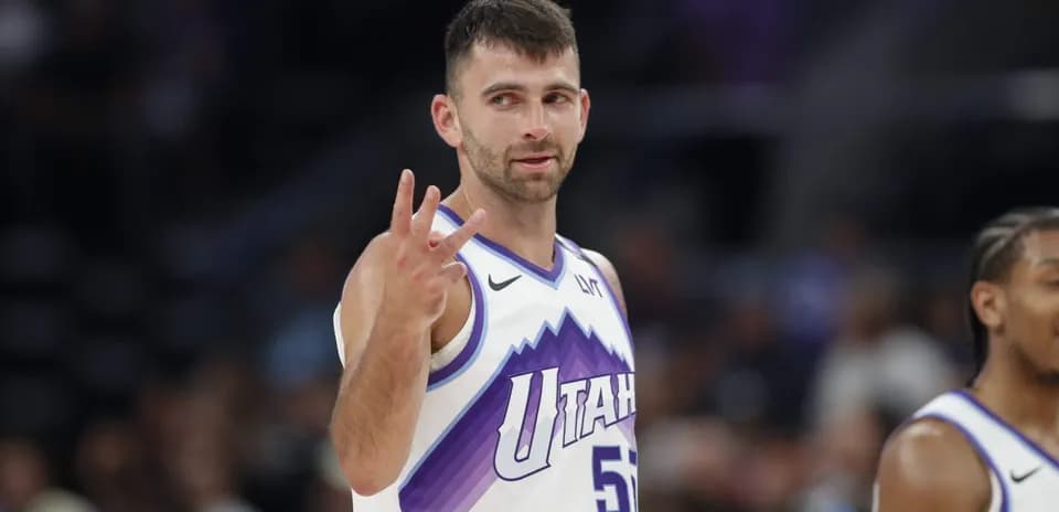 Jugador de baloncesto mostrando tres durante el partido