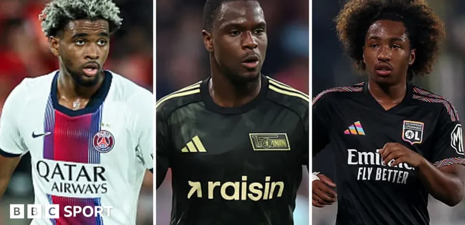 Tres jugadores de fútbol en acción durante un partido