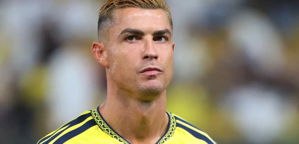 Jugador con camiseta amarilla en el campo