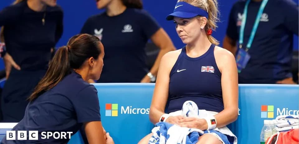 Jugadora recibiendo instrucciones durante un partido de tenis