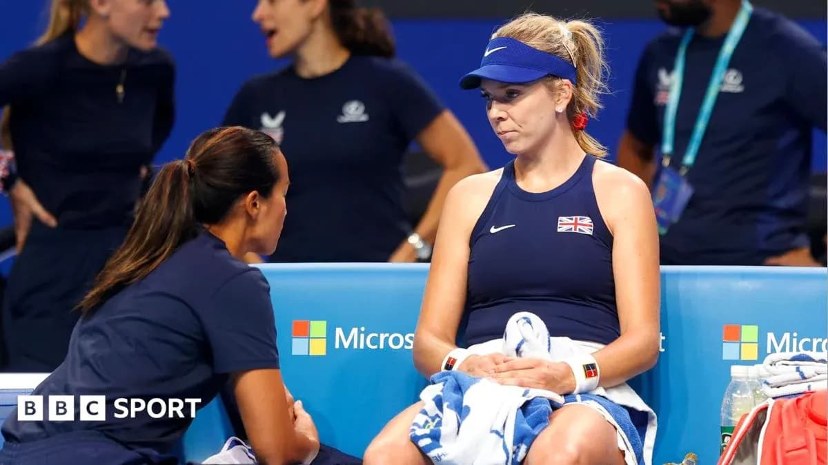 Jugadora recibiendo instrucciones durante un partido de tenis