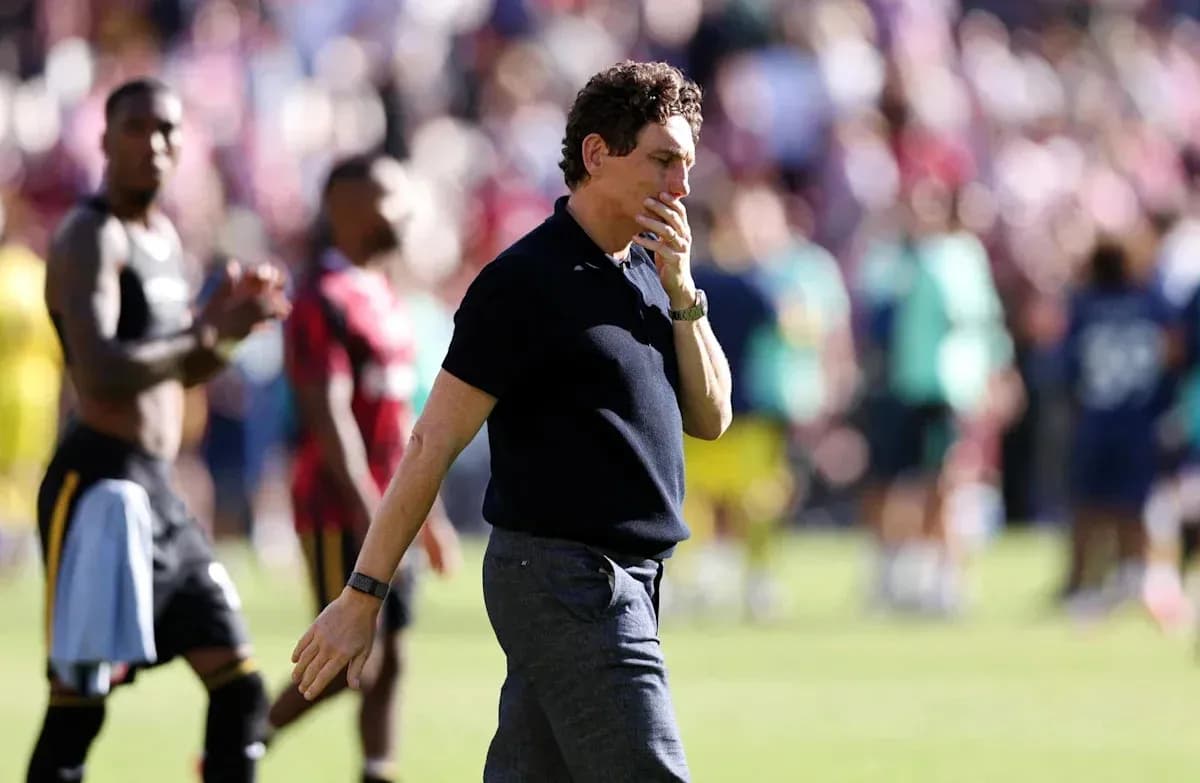 Entrenador caminando tras el partido en el estadio
