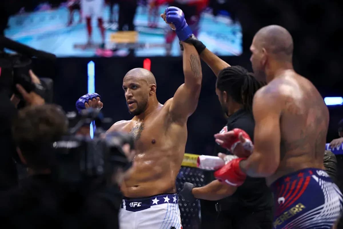Luchador levantando la mano tras ganar combate Luchador levantando la mano tras ganar combate